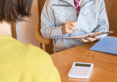 ヒアリングしているスタッフと女性のお客様のイメージ
